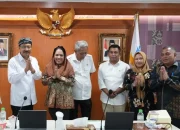 Wujudkan Pendidikan Bagi Anak Tidak Mampu,Bupati Kepsul Temui Mensos RI